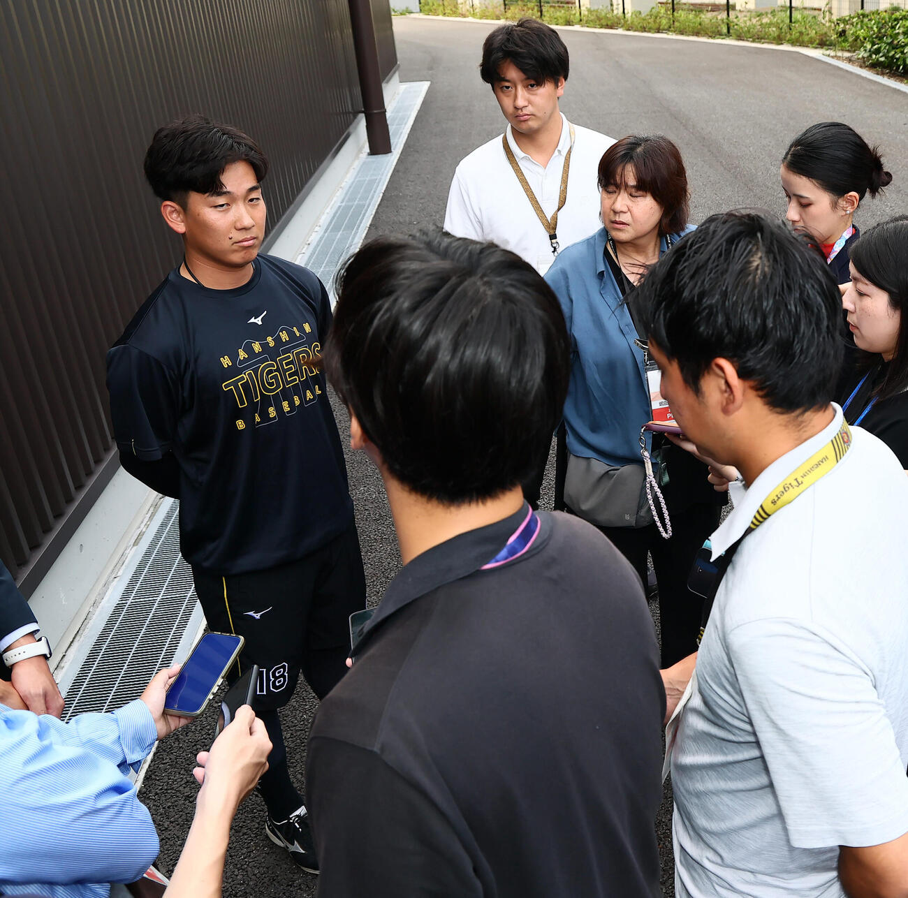 友人女性に対するトラブルについて記者団を前に謝罪した阪神伊原陵人（撮影・加藤哉）