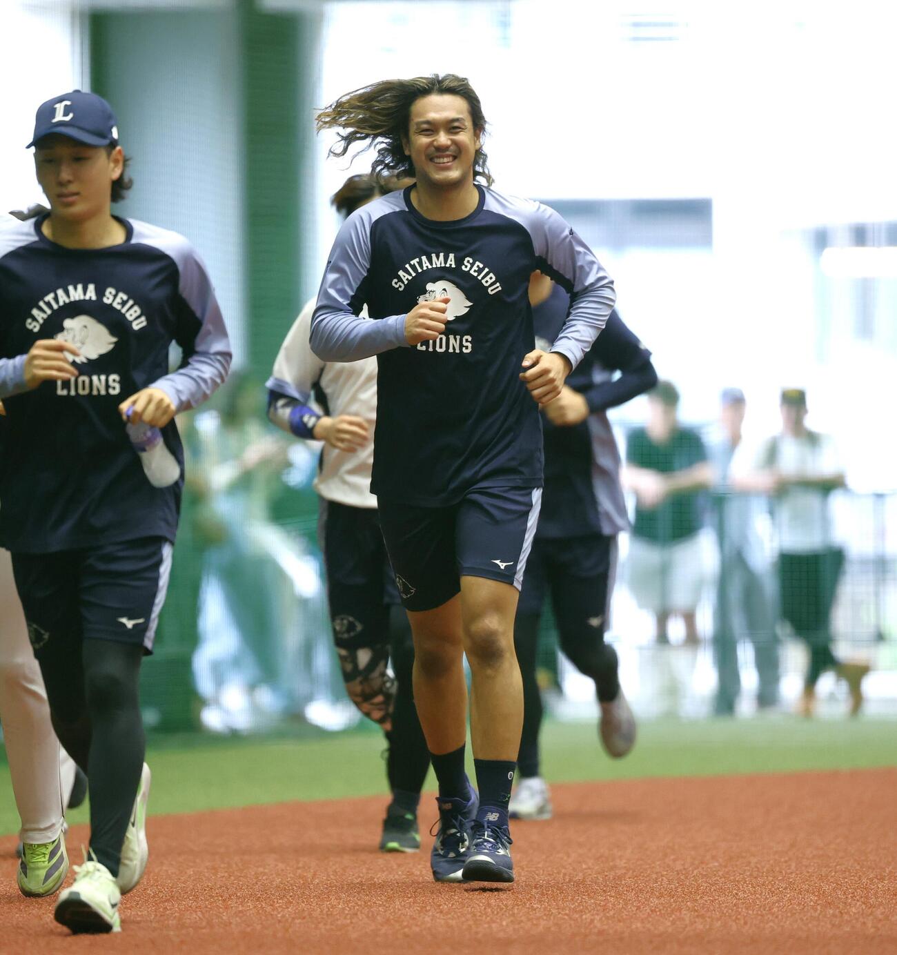秋季練習で笑顔でランニングする西武高橋光成（撮影・黒川智章）