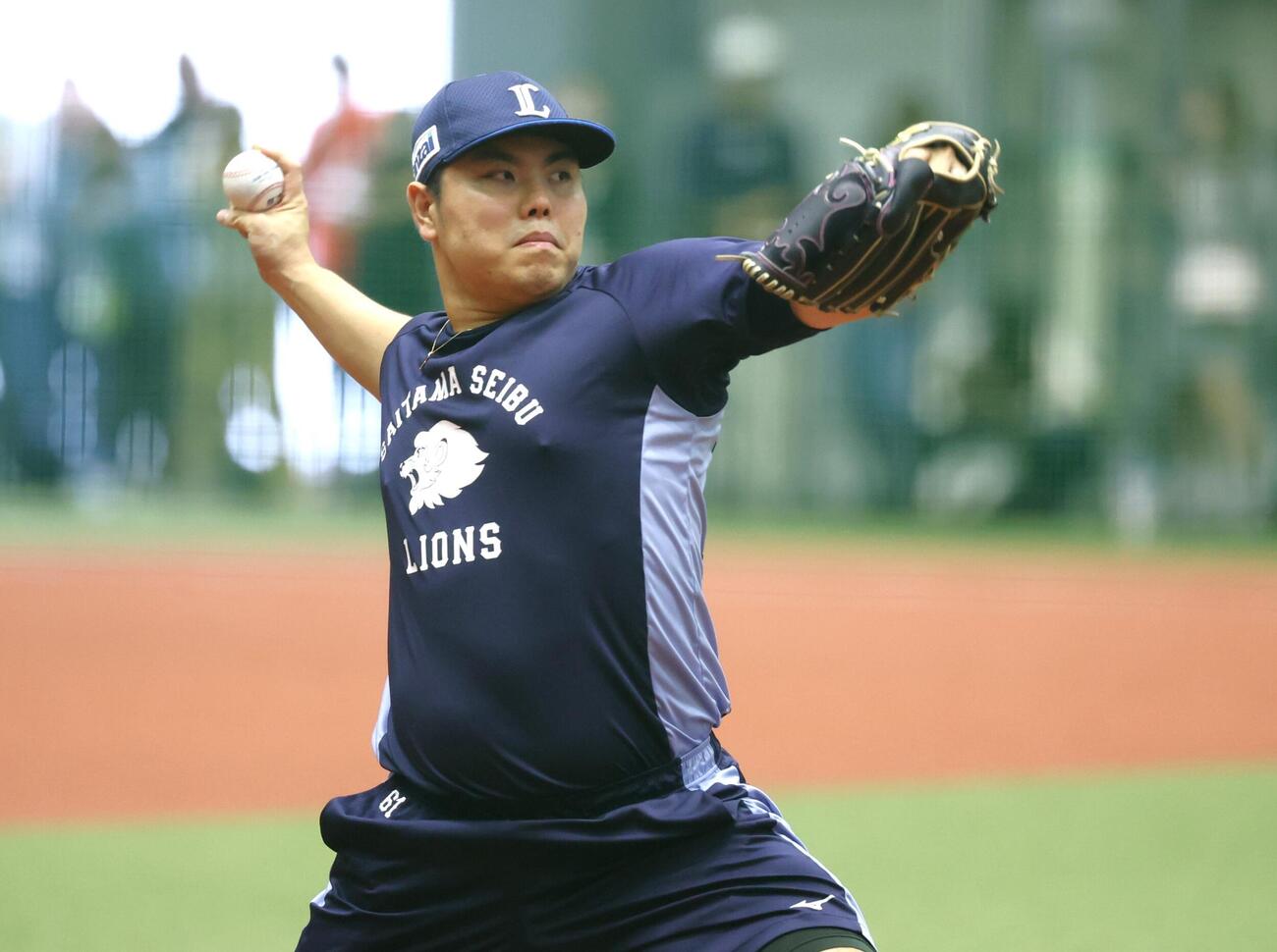 秋季練習でキャッチボールする西武平良海馬（撮影・黒川智章）