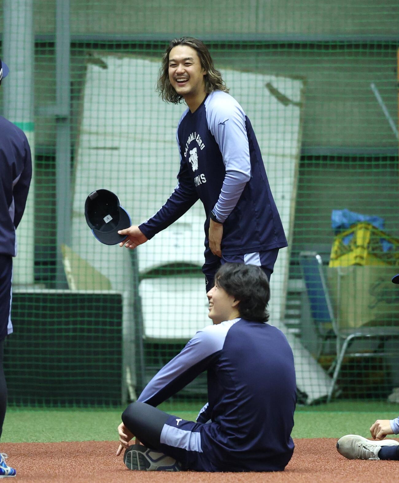 練習前に笑顔を見せる西武高橋光成（後方）（撮影・黒川智章）