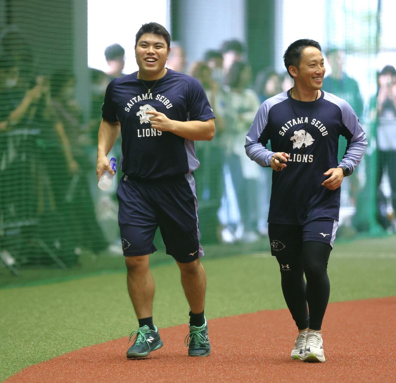 笑顔でランニングする西武平良海馬（左）（撮影・黒川智章）