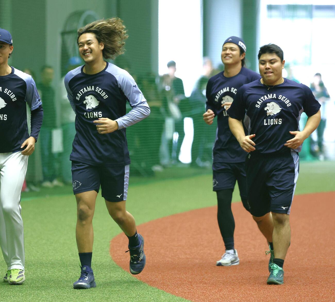 笑顔でランニングする西武高橋光成（左）と平良海馬（右）（撮影・黒川智章）