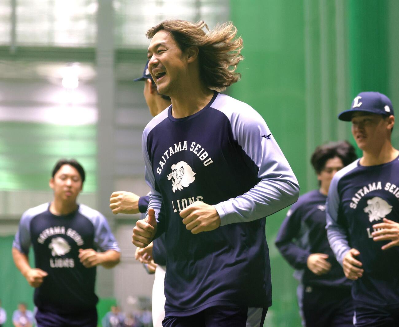 笑顔でランニングする西武高橋光成（撮影・黒川智章）