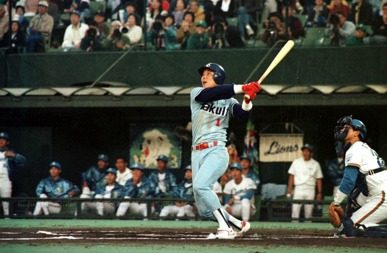 92年10月、日本シリーズ西武戦で決勝本塁打を放つヤクルト現役時代の池山監督