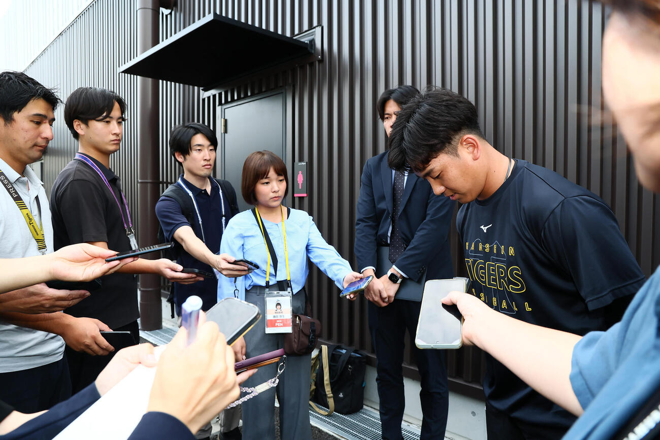 友人女性に対する暴行報道について記者団を前に謝罪した阪神伊原陵人（撮影・加藤哉）