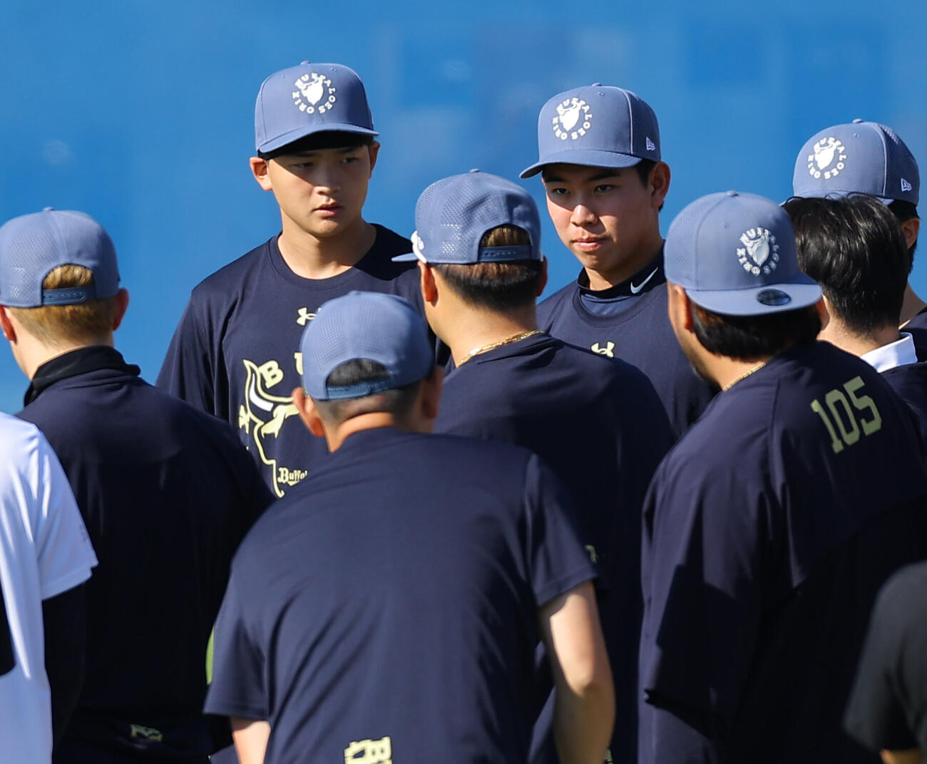 オリックスナインにあいさつをする許宸緯（中央左）と張乙安（同右）（2026年10月撮影）