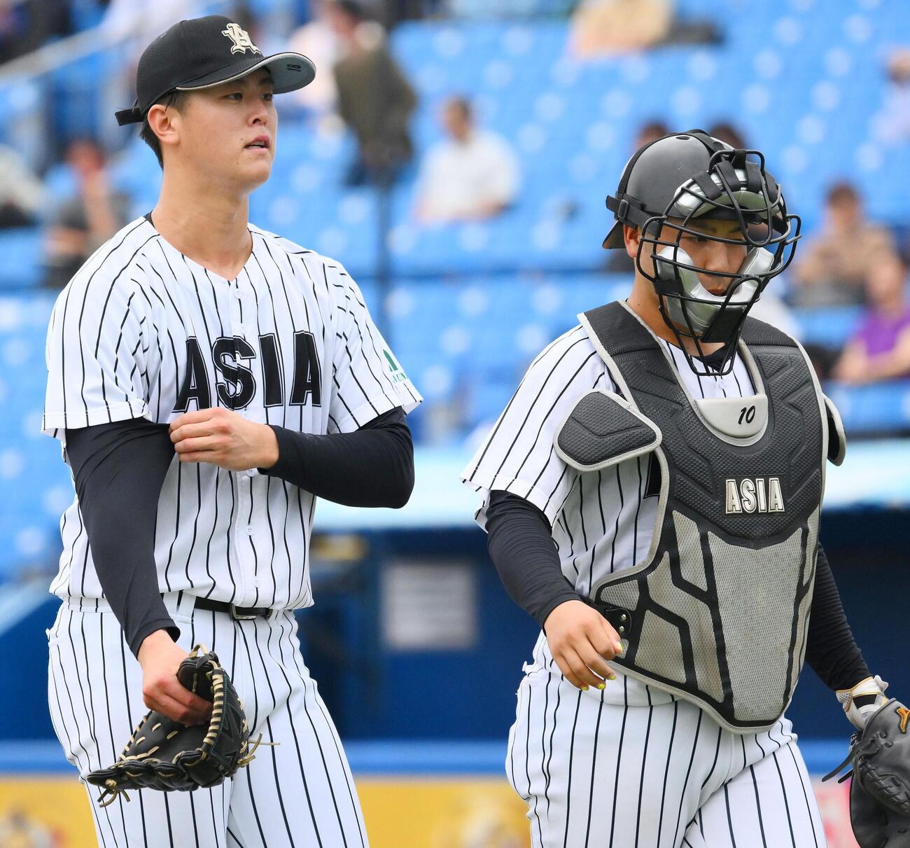 亜大対中大　5回裏を投げ終え引き揚げる亜大先発の川尻啓人（左）と前嶋藍（撮影・滝沢徹郎）
