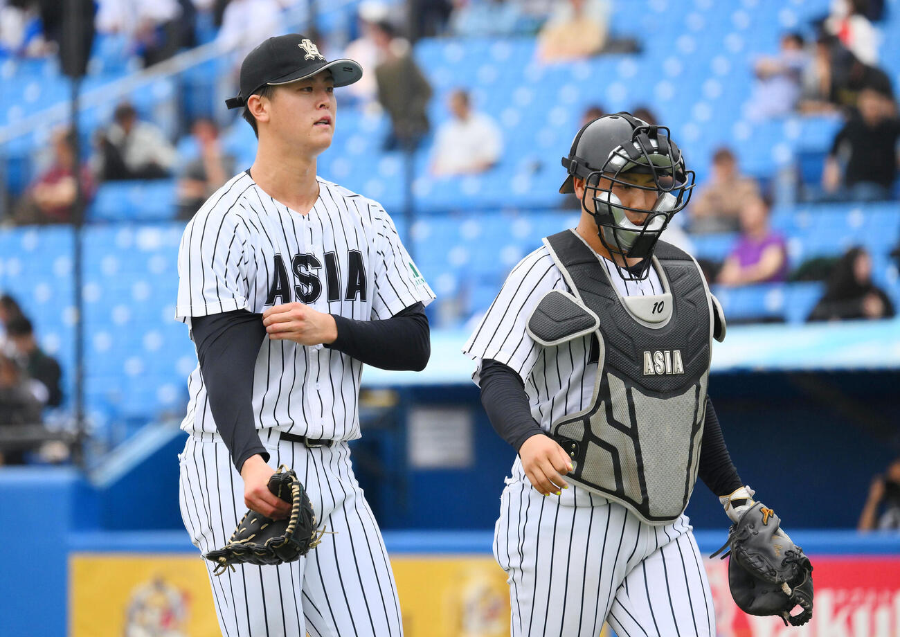 亜大対中大　5回裏を投げ終え引き揚げる亜大先発の川尻啓人（左）と前嶋藍（撮影・滝沢徹郎）
