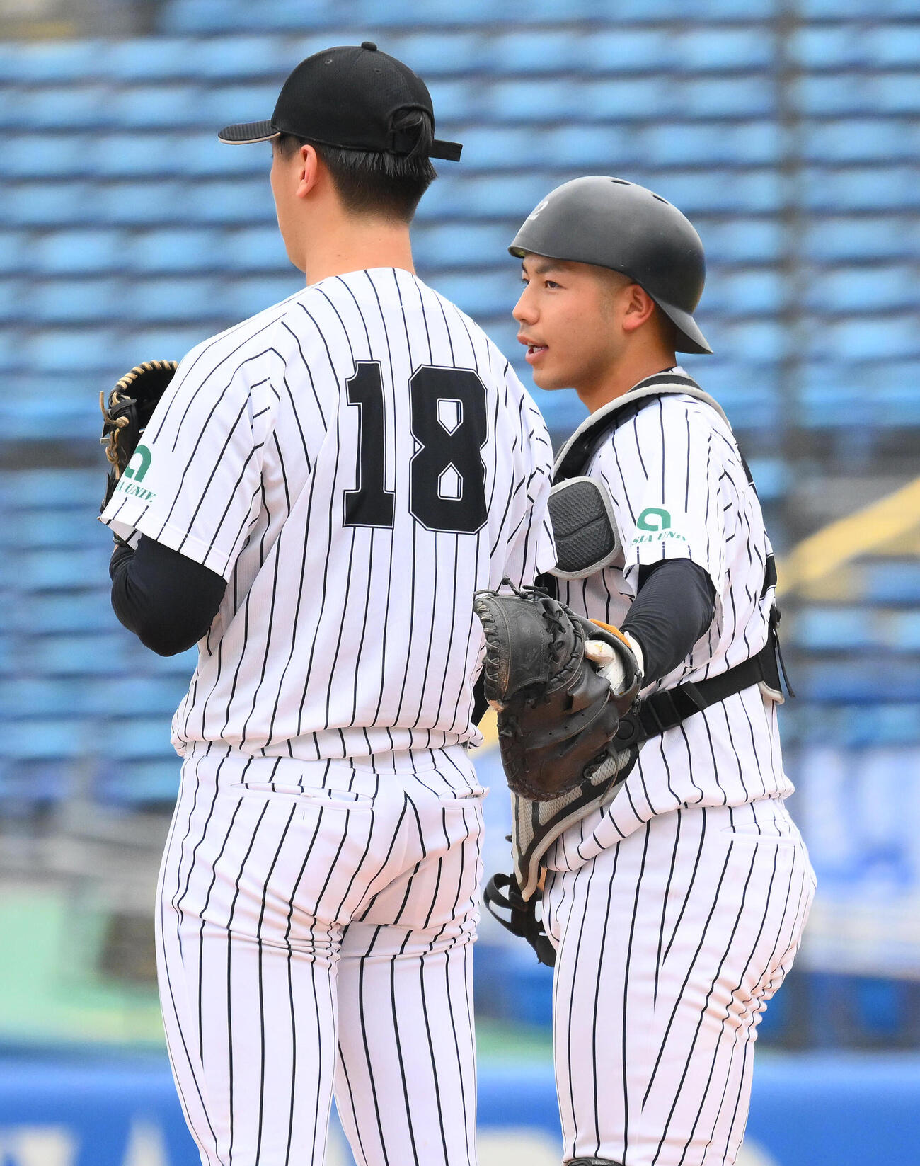 亜大対中大　5回裏、亜大先発の川尻啓人（左）に話す前嶋藍（撮影・滝沢徹郎）