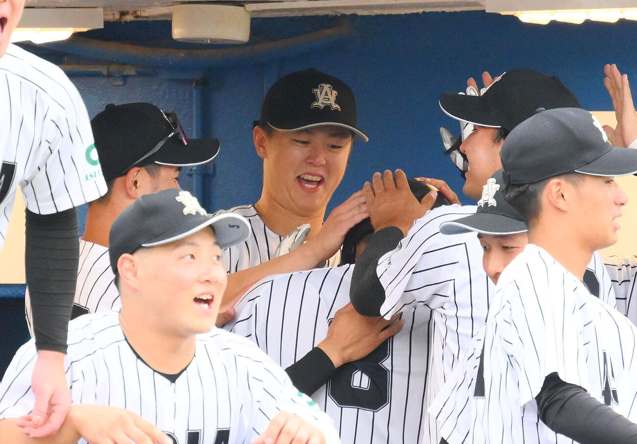 亜大対中大　9回表亜大無死、ソロ本塁打放った逢沢杏哉（中央）を祝福する川尻啓人（中央奥）ら（撮影・滝沢徹郎）