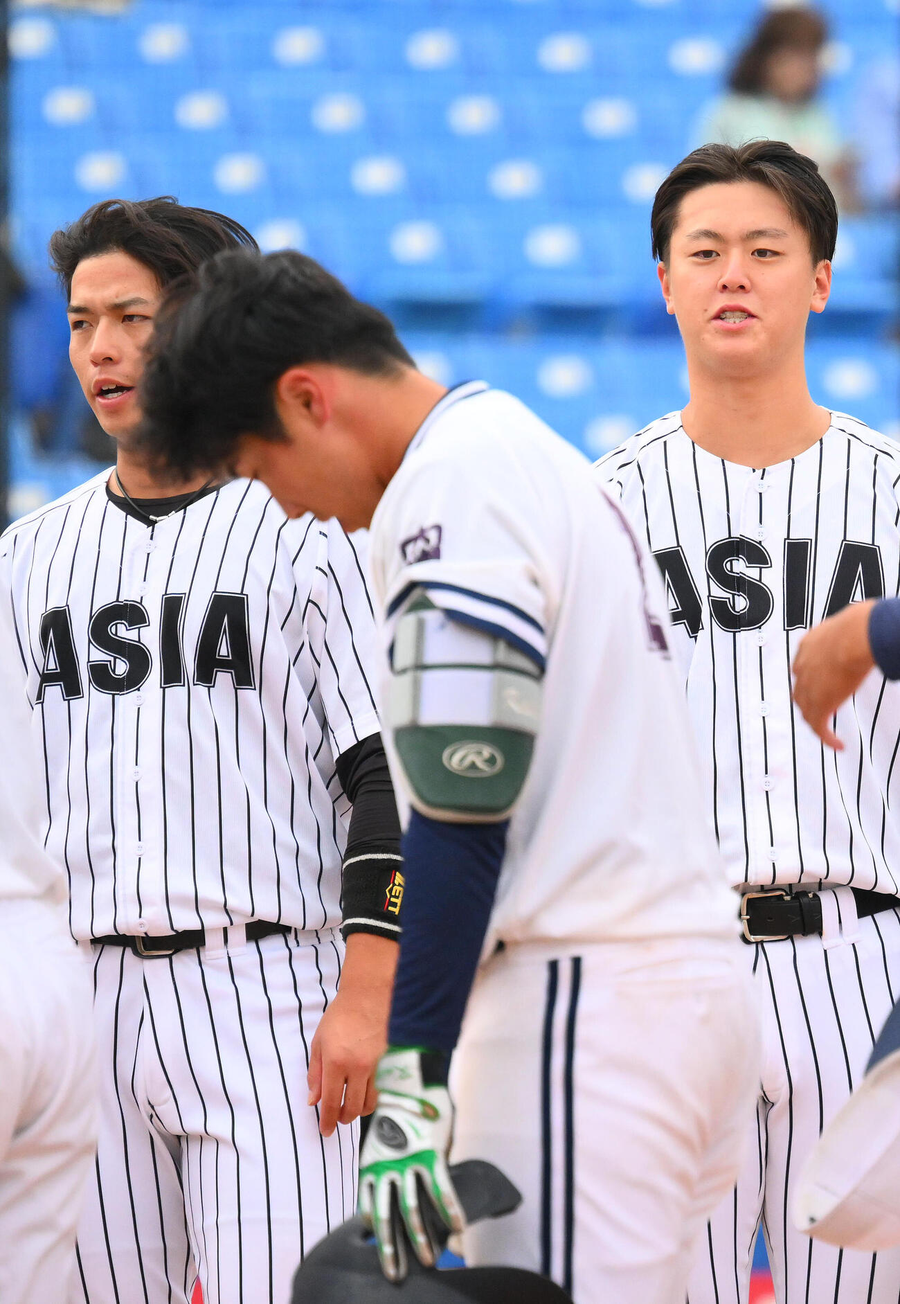 亜大対中大　試合に敗れあいさつする亜大・川尻啓人（右）。中央は中大・伊藤櫂人（撮影・滝沢徹郎）