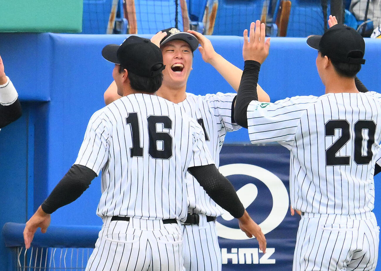 亜大対中大　9回表亜大無死、逢沢杏哉のソロ本塁打に喜ぶ川尻啓人（中央）（撮影・滝沢徹郎）