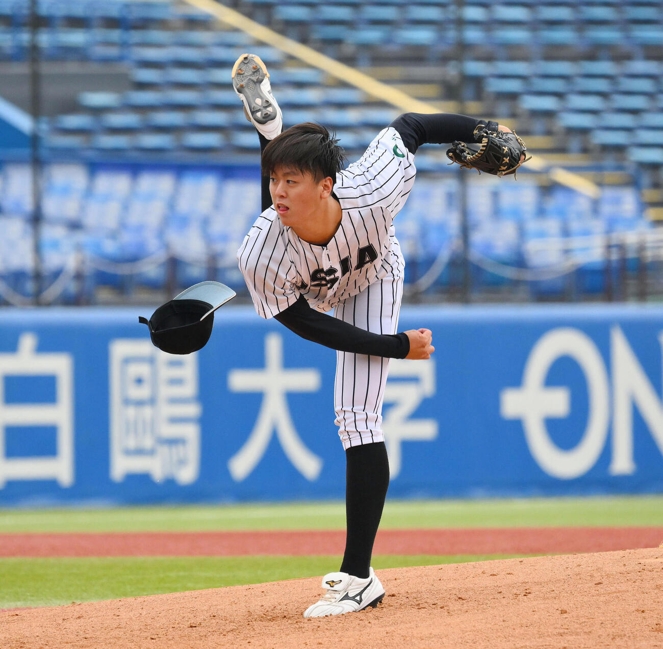 亜大対中大　帽子を飛ばし力投する亜大先発の川尻啓人（撮影・滝沢徹郎）
