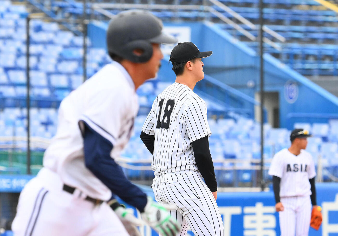 亜大対中大　2回裏中大無死、伊藤櫂人（手前）に中前打を許す川尻啓人（撮影・滝沢徹郎）