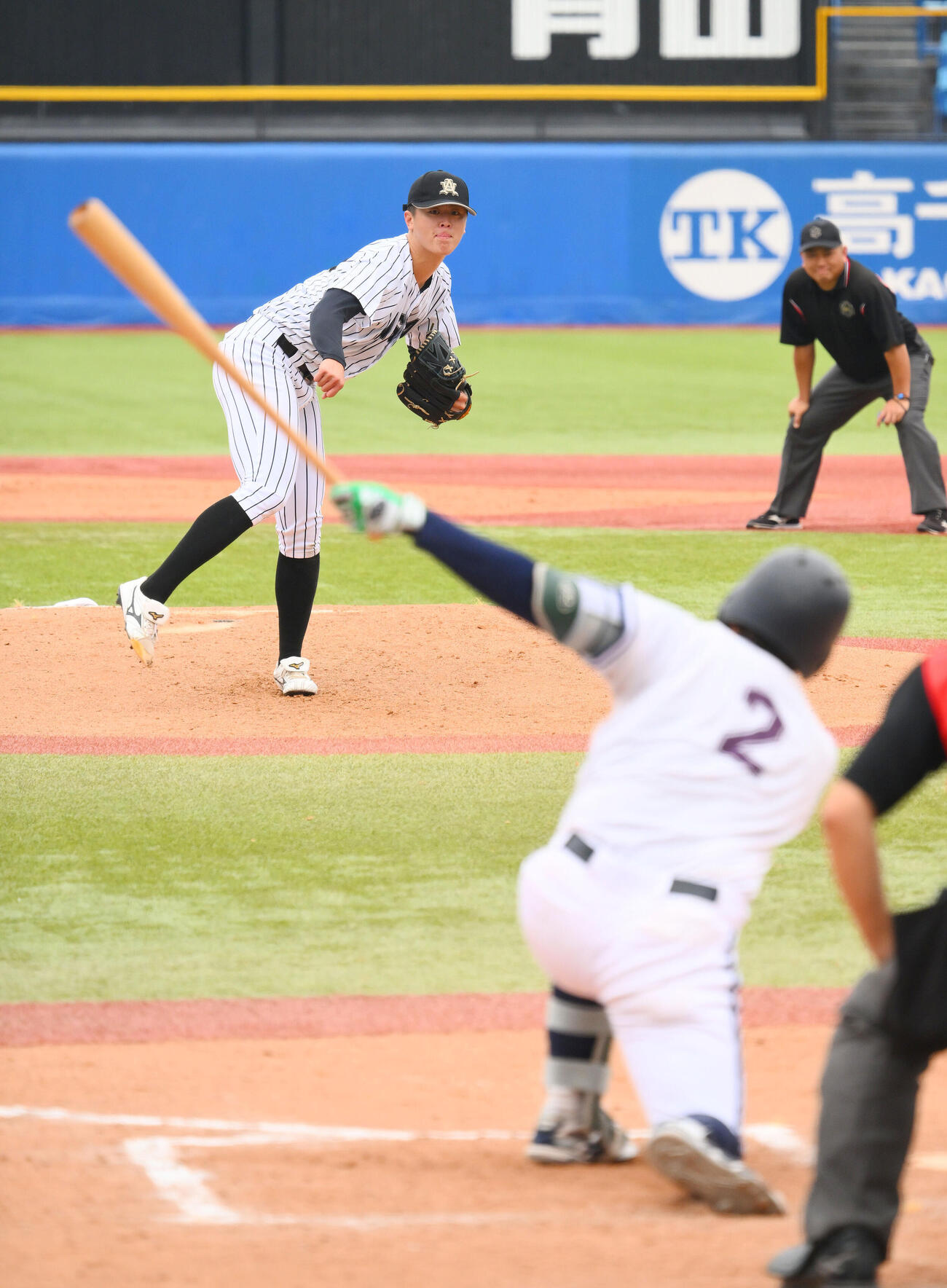 亜大対中大　3回裏中大2死一、三塁、伊藤櫂人を空振り三振に仕留める川尻啓人（撮影・滝沢徹郎）