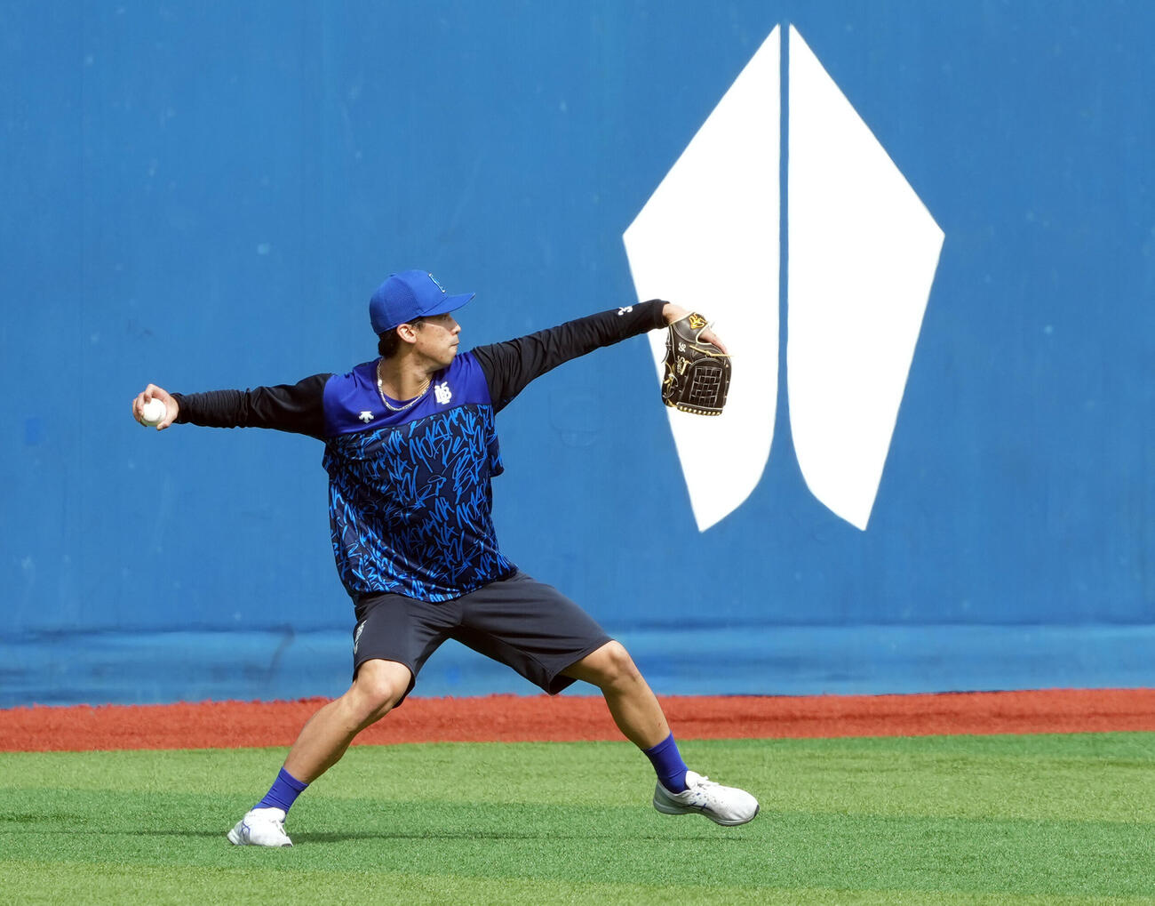 外野でキャッチボールを行うDeNA尾形崇斗（撮影・たえ見朱実）