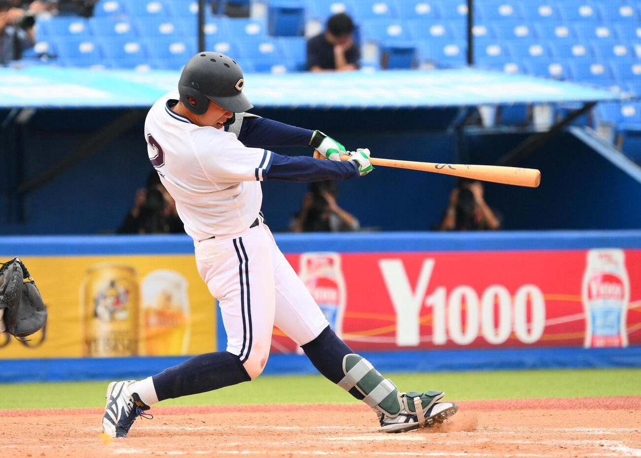 亜大対中大　9回裏中大無死、伊藤櫂人はサヨナラ本塁打を放つ（撮影・滝沢徹郎）
