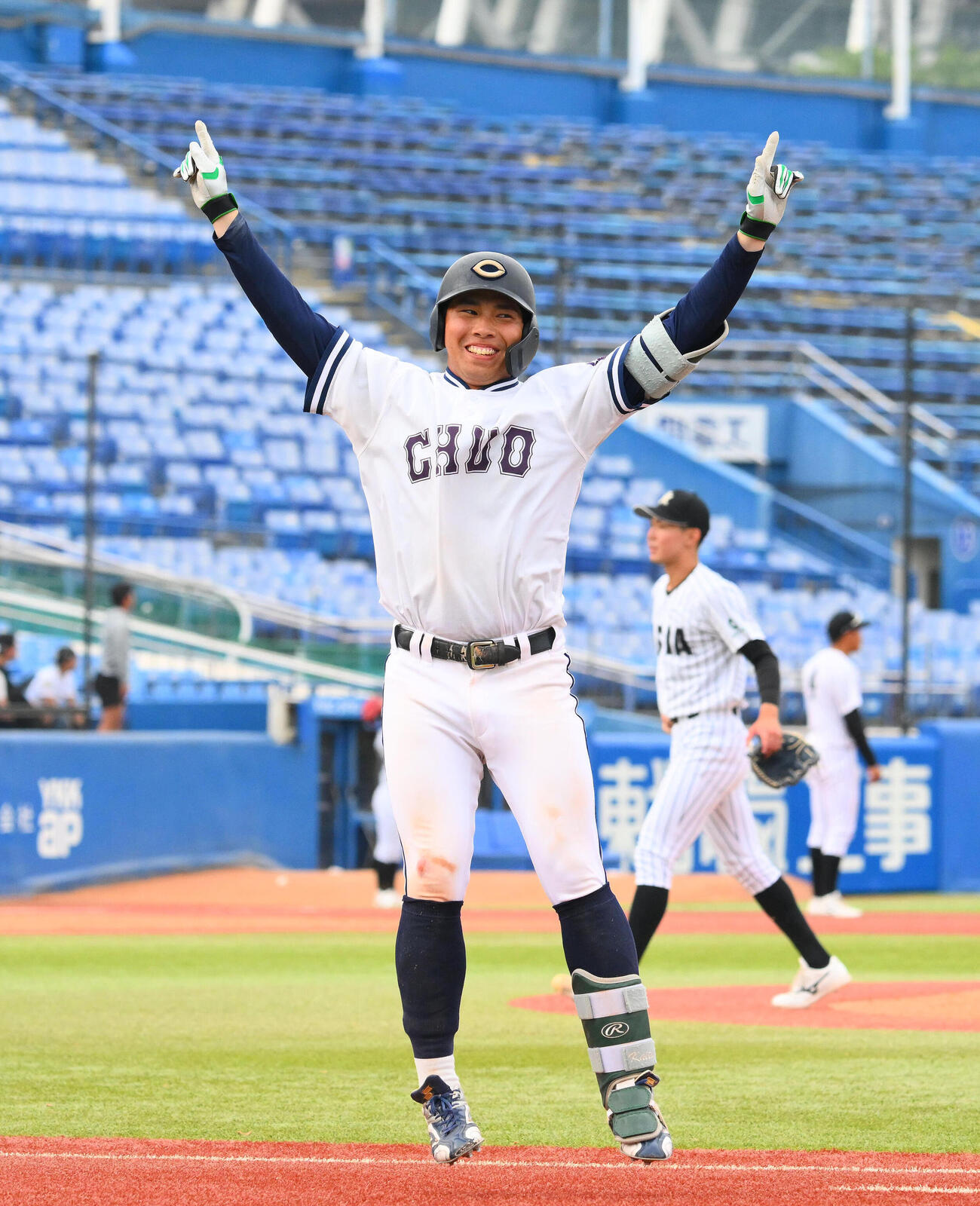 亜大対中大　9回裏中大無死、サヨナラ本塁打を放ち喜ぶ伊藤櫂人（撮影・滝沢徹郎）