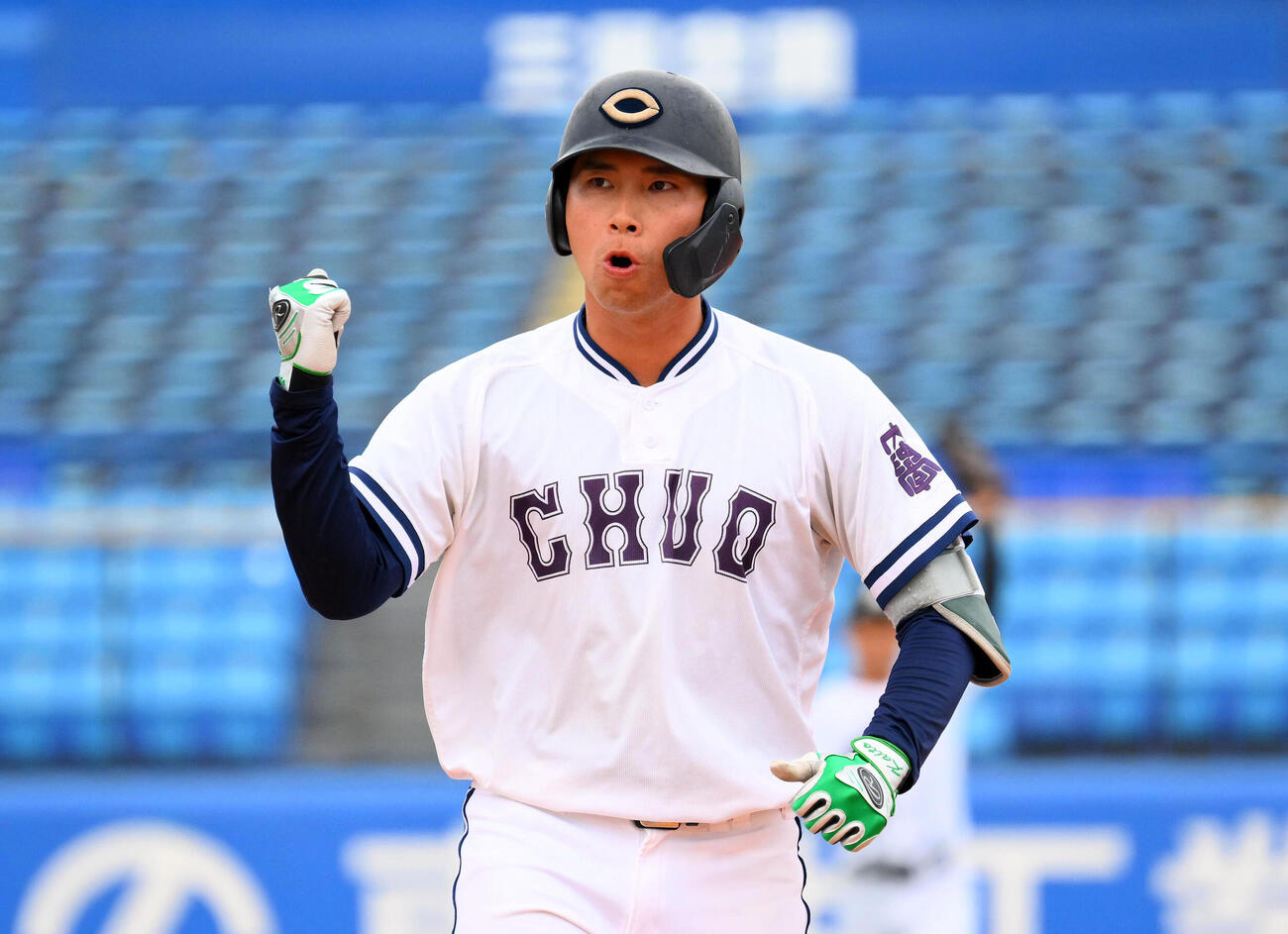 亜大対中大　2回裏中大無死、伊藤櫂人は中前打を放ちガッツポーズする（撮影・滝沢徹郎）