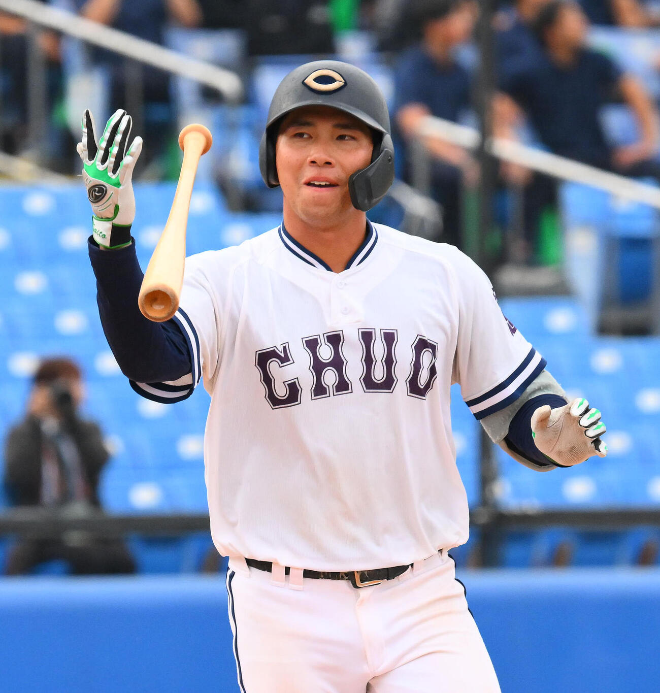 亜大対中大　9回裏中大無死、伊藤櫂人はサヨナラ本塁打を放つ（撮影・滝沢徹郎）