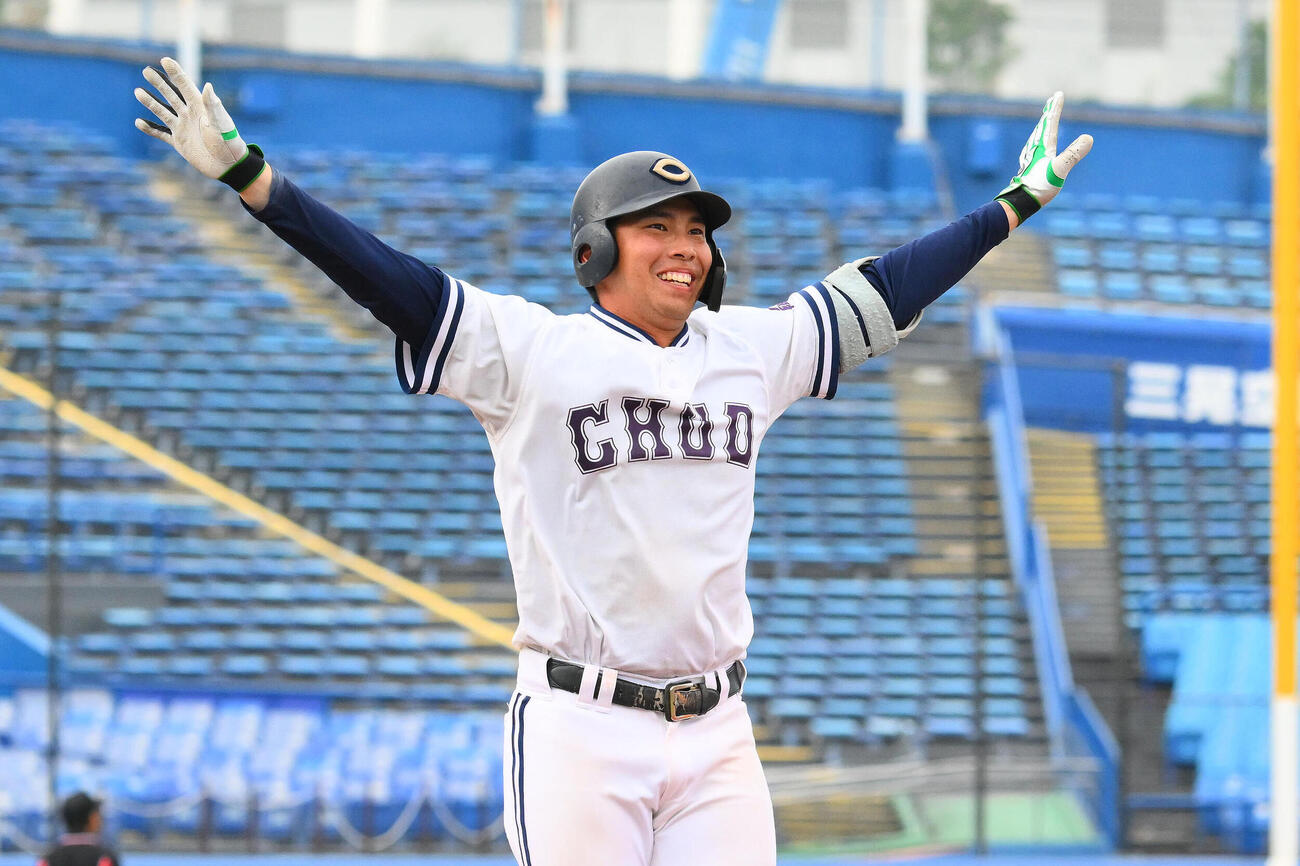 亜大対中大　9回裏中大無死、サヨナラ本塁打を放ち喜ぶ伊藤櫂人（撮影・滝沢徹郎）