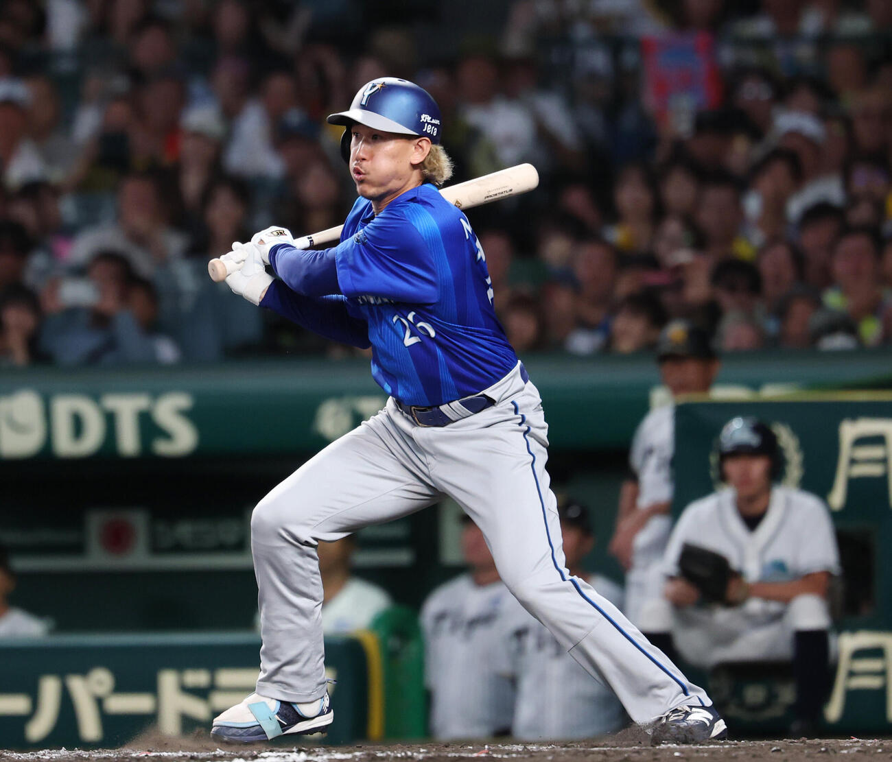 10月16日、阪神対DeNA 9回表2死二、三塁、適時打を放つ三森大貴