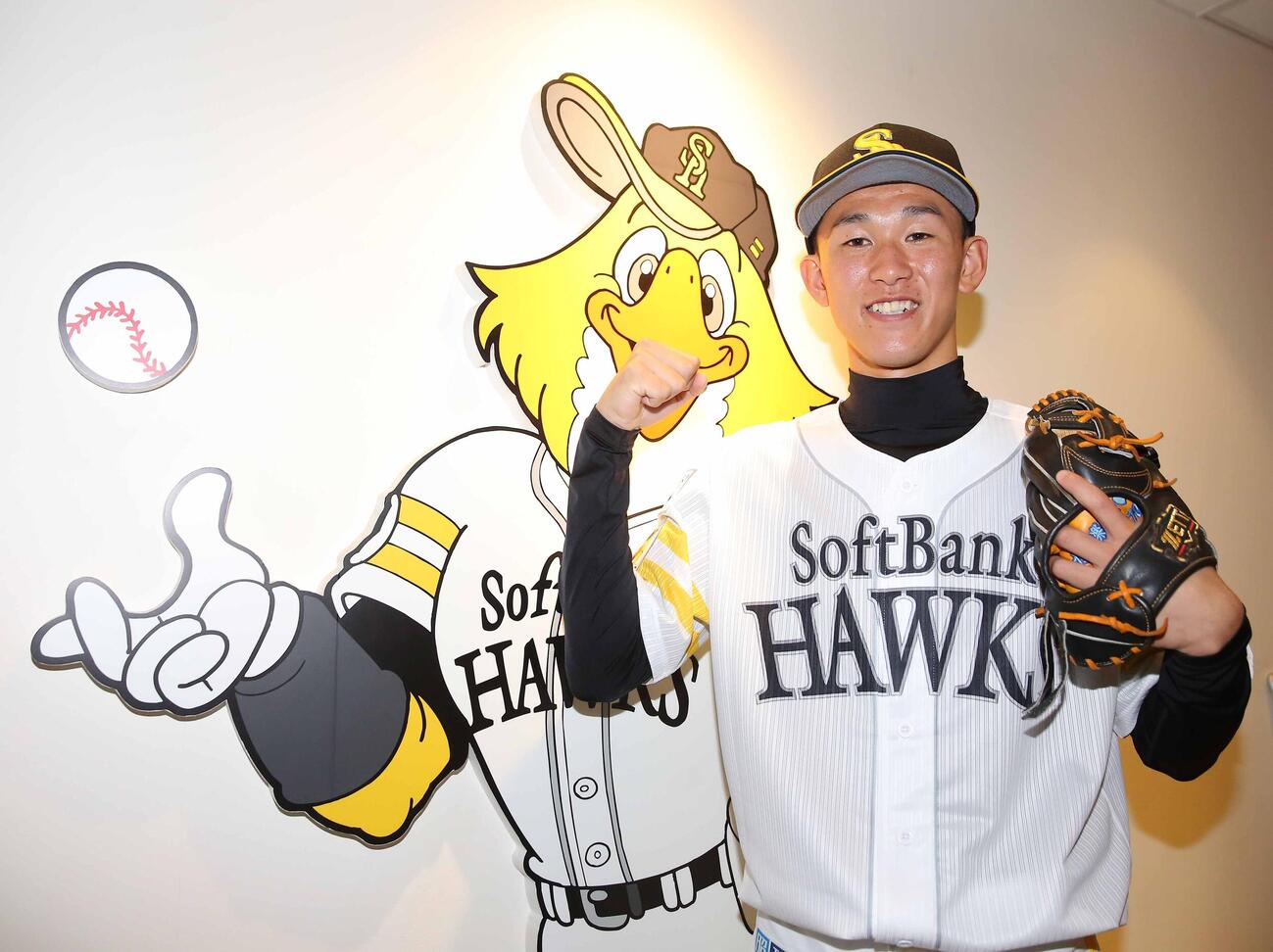 2016年11月22日、ソフトバンク新入団選手発表記者会見で力強くポーズをとるドラフト4位三森大貴