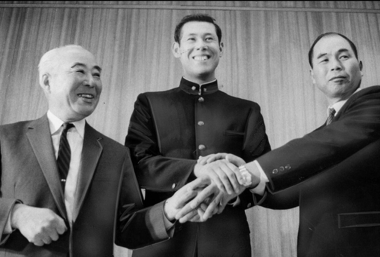 1968年、ドラフト1位で阪神に入団し、会見で戸沢一隆代表（左）、後藤次男監督（右）と握手する田淵幸一