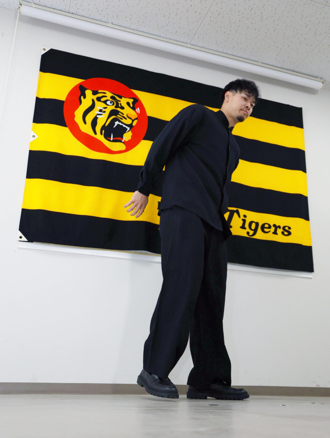 代表インタビューに臨む佐藤輝明（撮影・上山淳一）