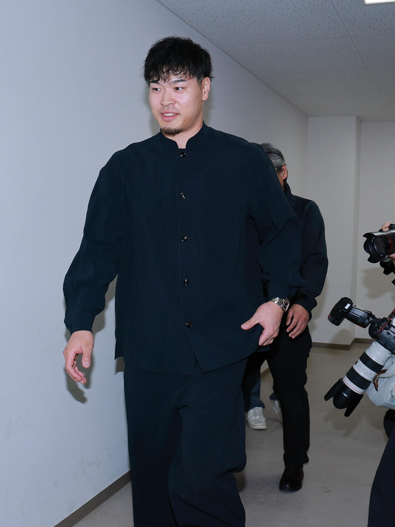 代表インタビューを終え引き揚げる佐藤輝明（撮影・上山淳一）