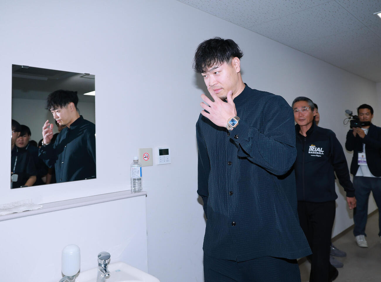 代表インタビューを終え引き揚げる佐藤輝明（撮影・上山淳一）