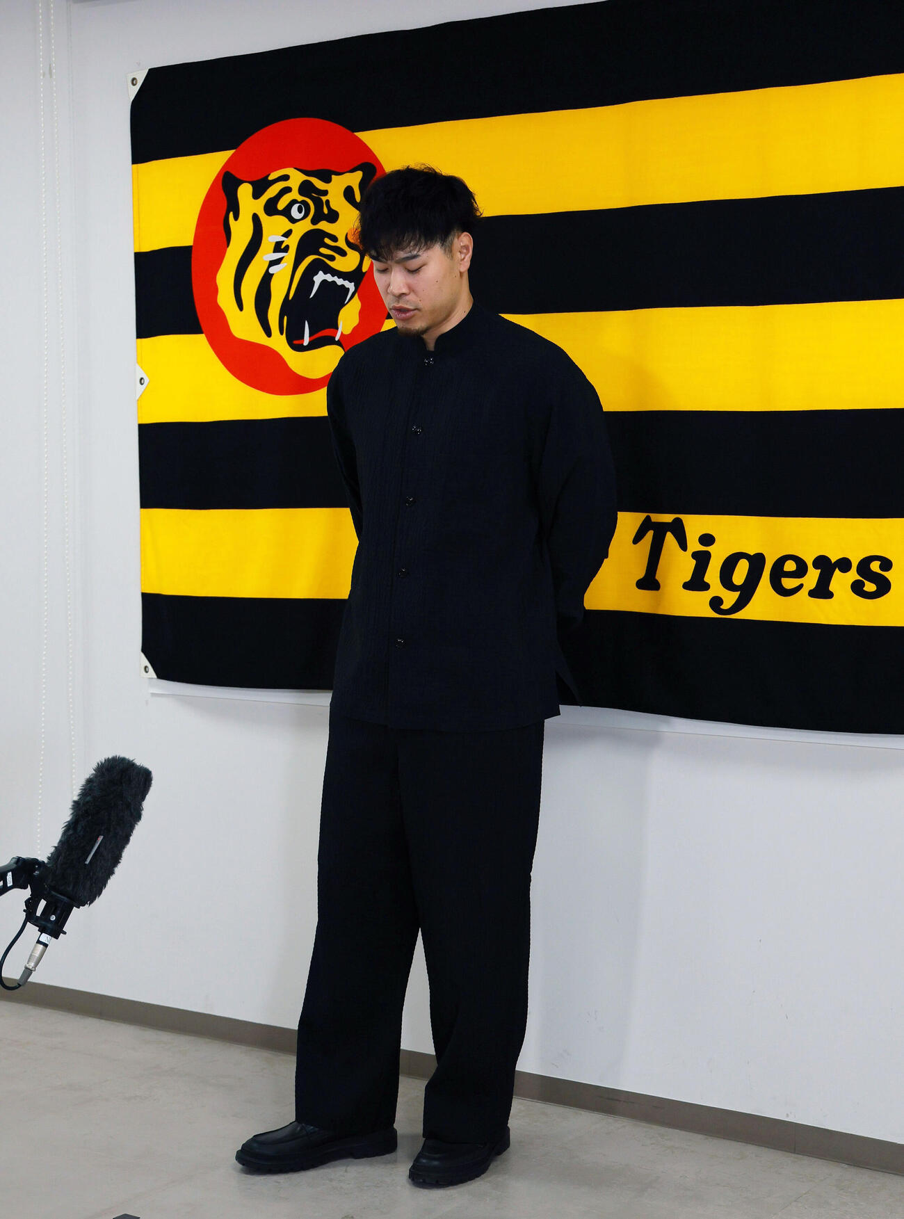 代表質問に応じる佐藤輝明（撮影・上山淳一）