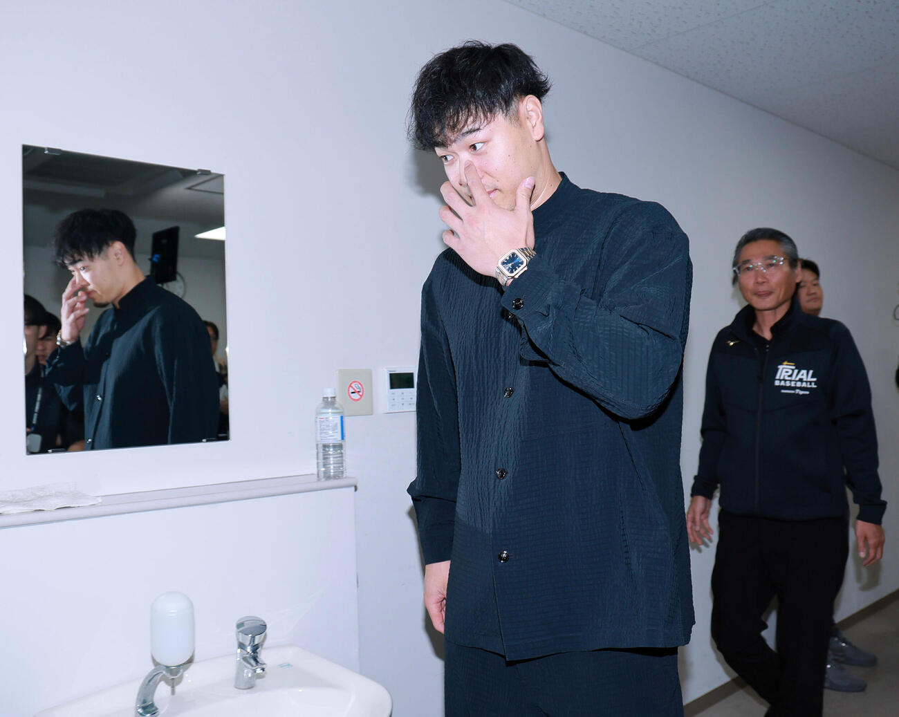 代表インタビューを終え引き揚げる佐藤輝明（撮影・上山淳一）