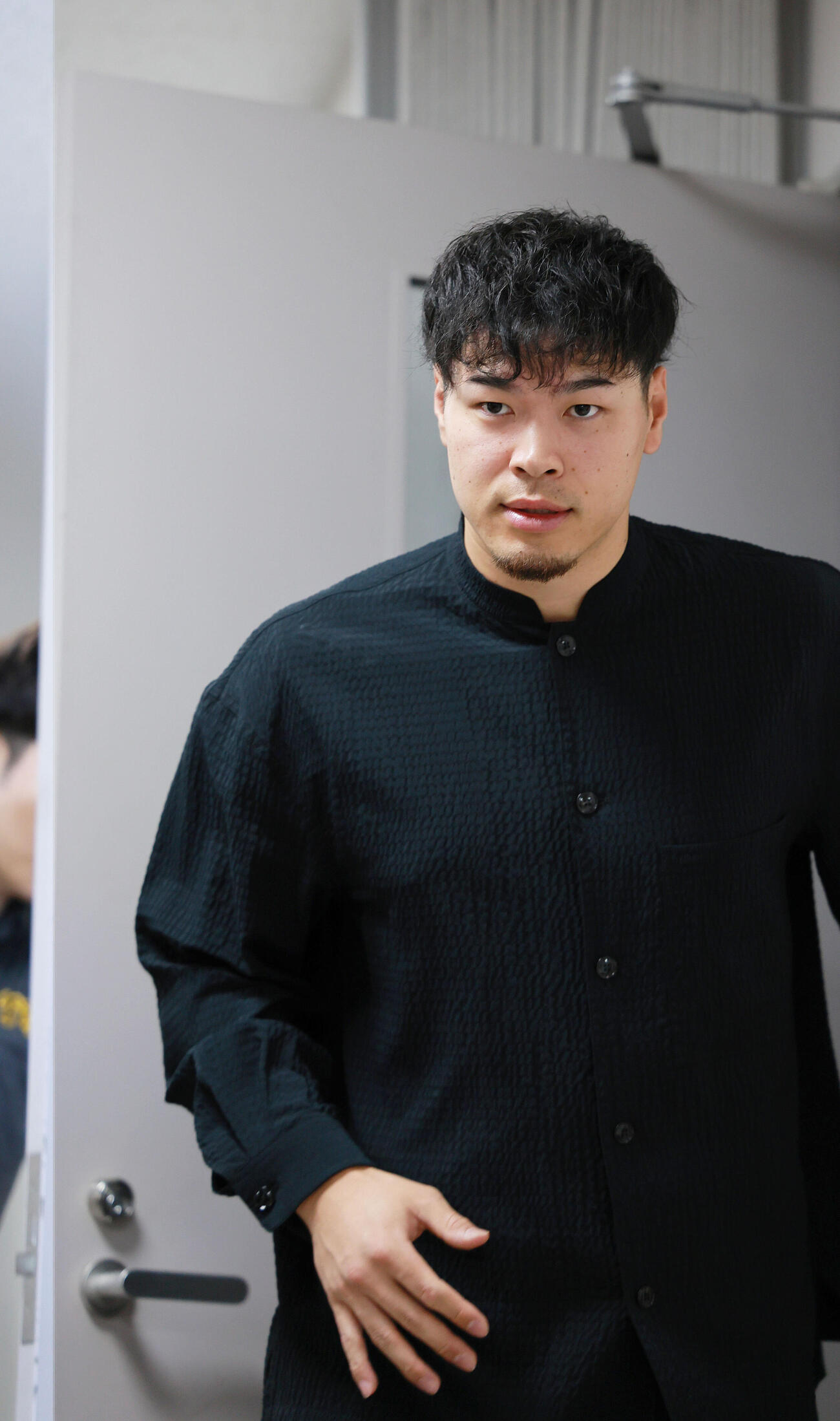 報道陣のもとへ向かう佐藤輝明（撮影・上山淳一）