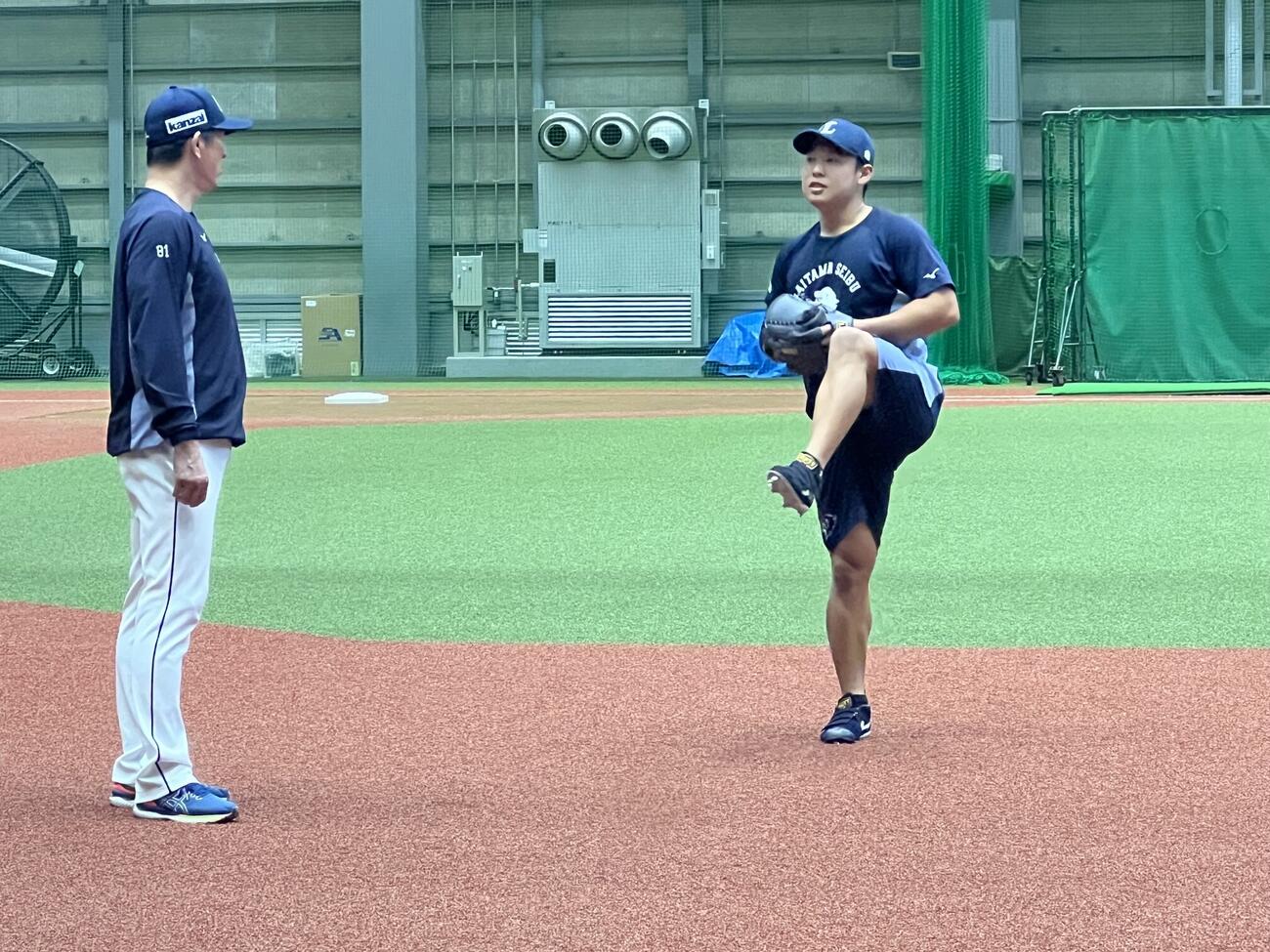 豊田投手コーチ（左）と新フォームのチェックをする西武山田（撮影・金子真仁）