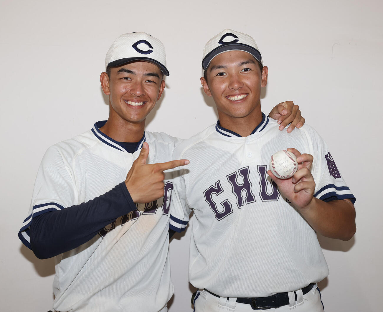 中大対亜大　満塁本塁打のボールを持つ中大・高橋徹平（右）と安田淳平主将（撮影・柴田隆二）