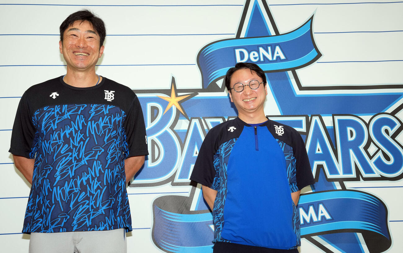 練習終了後、ドラフトについて取材に応じたDeNA木村洋太球団社長（右）と相川亮二監督（撮影・たえ見朱実）