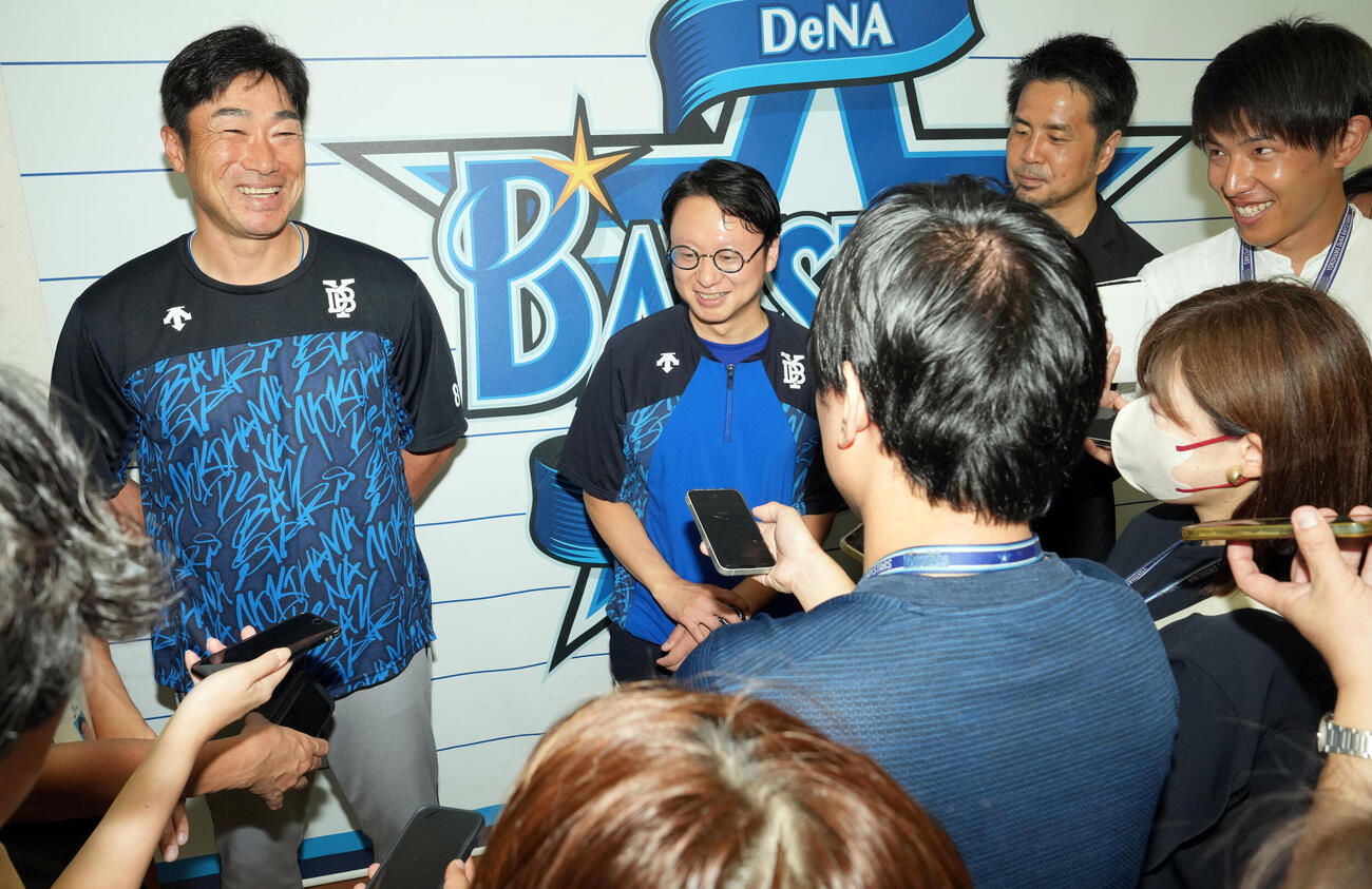 練習終了後、ドラフトについて取材に応じたDeNA木村洋太球団社長（右）と相川亮二監督（撮影・たえ見朱実）