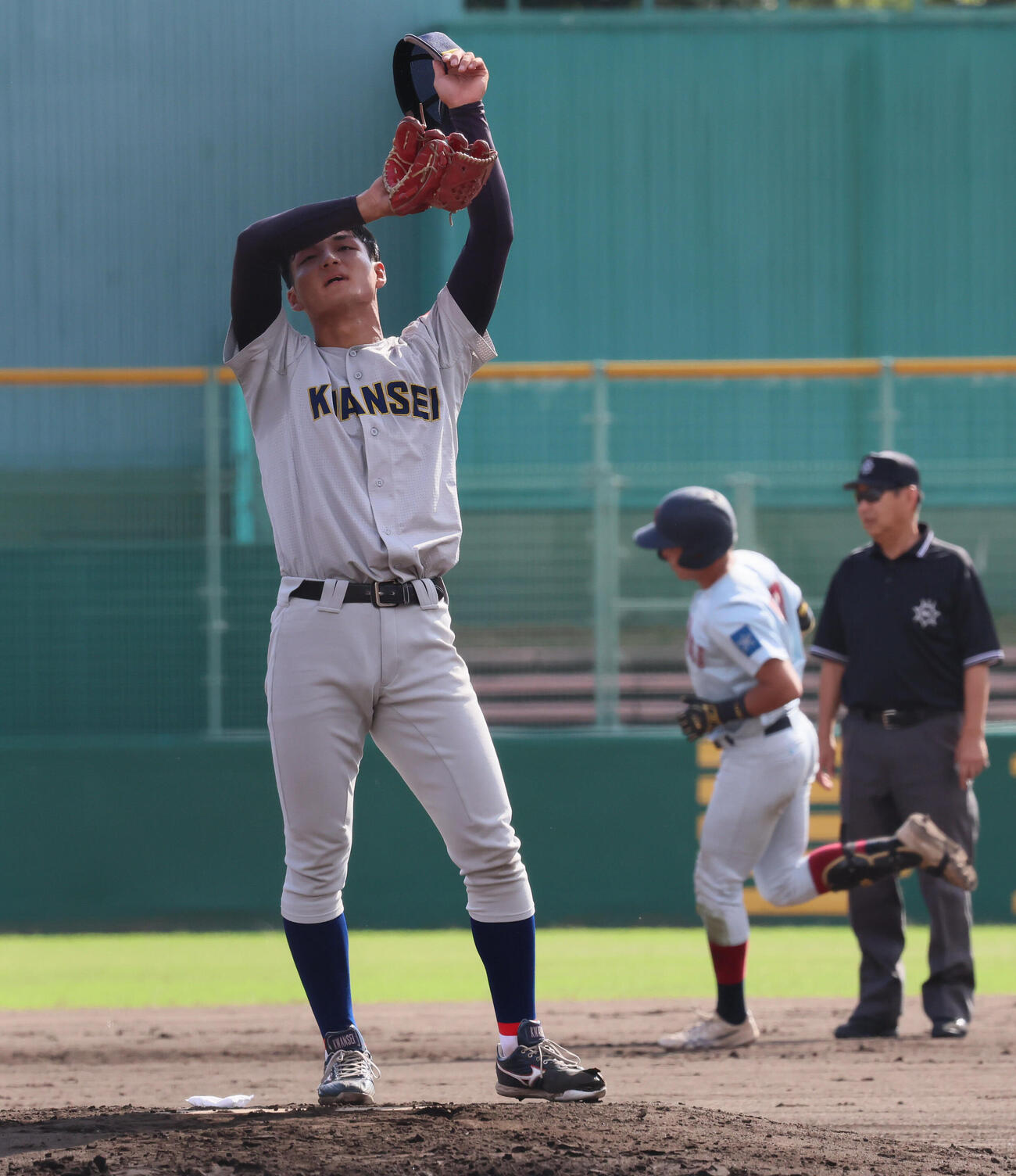 近大対関学大　2回表近大1死、関学大先発の飯田泰成は伊藤愛都に同点本塁打を浴びる（撮影・宮崎幸一）
