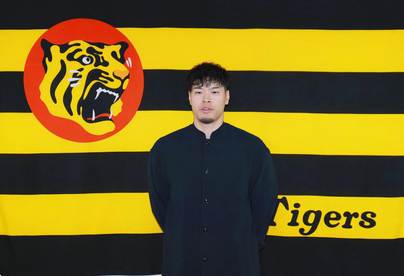 代表質問に応じる佐藤輝明（撮影・上山淳一）