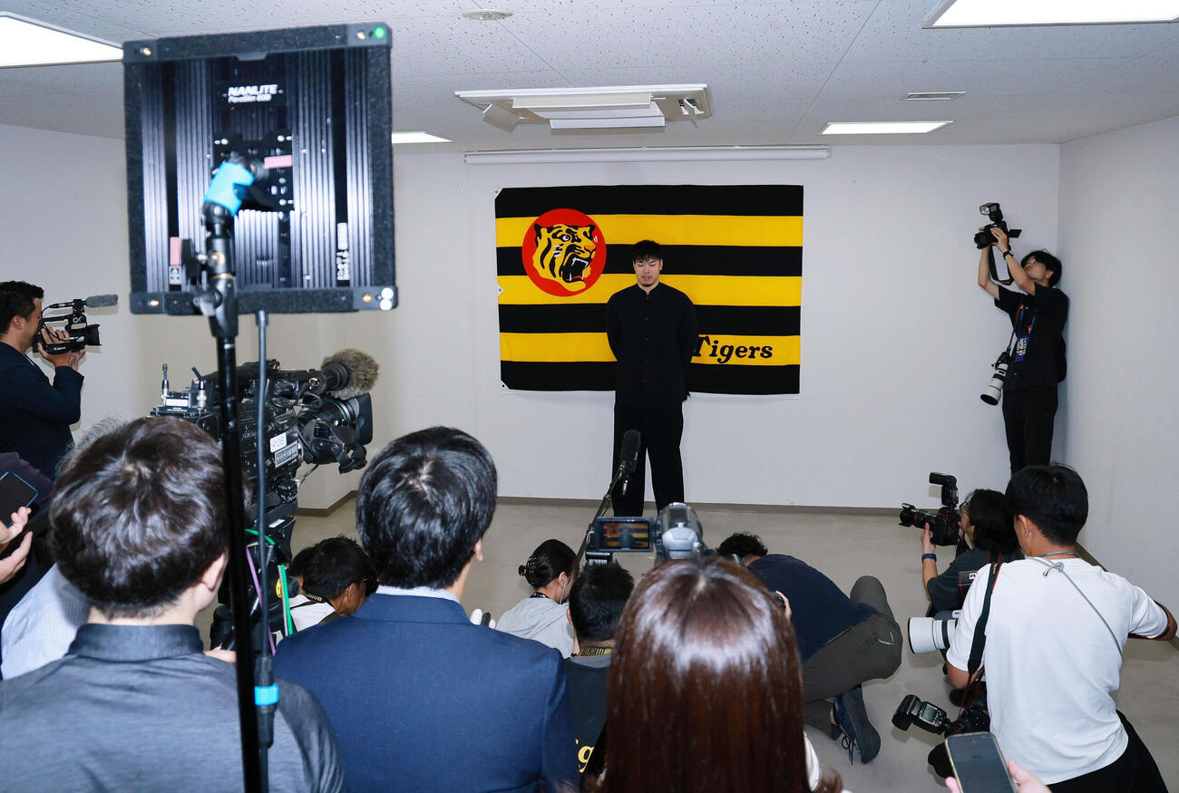 代表質問に応じる佐藤輝明（撮影・上山淳一）