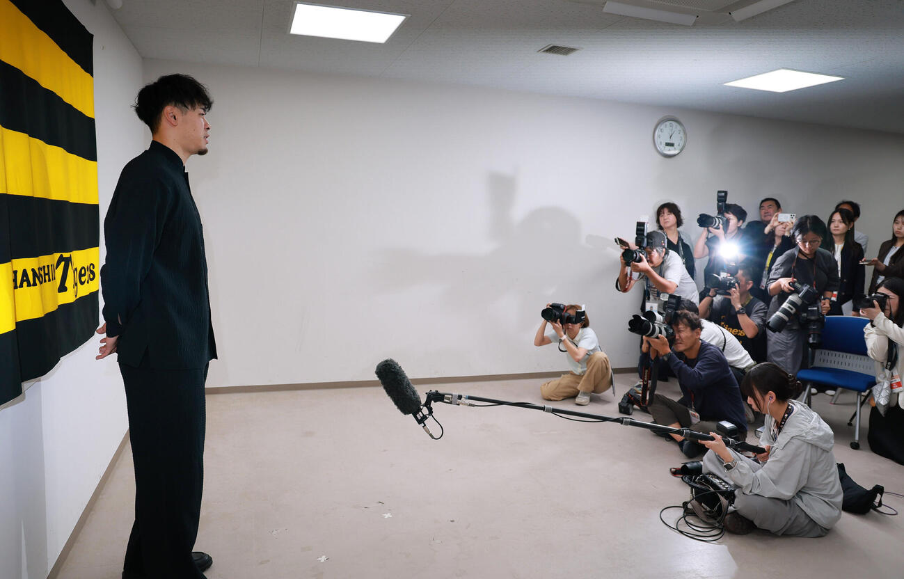 代表質問に応じる佐藤輝明（撮影・上山淳一）