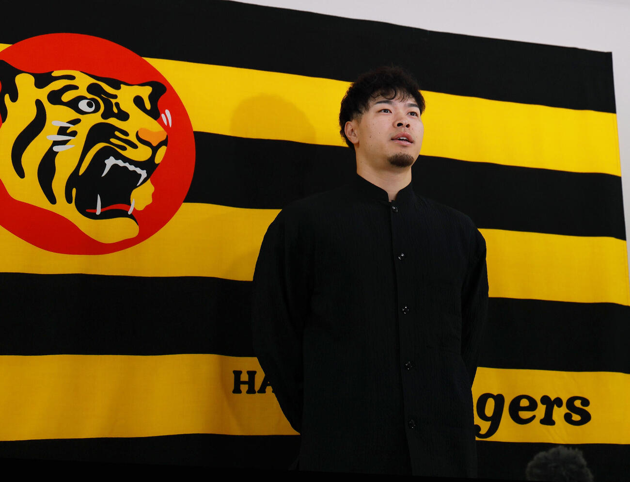 代表質問に応じる佐藤輝明（撮影・上山淳一）