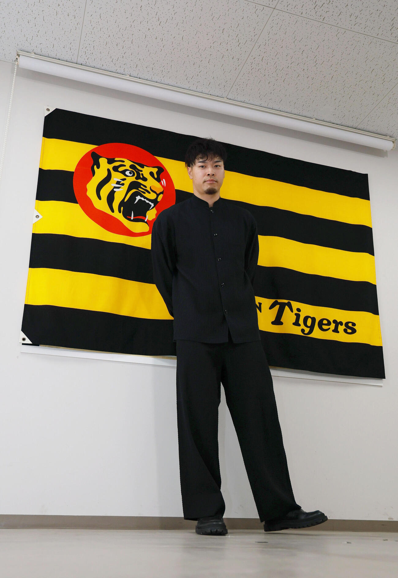 代表質問に応じる佐藤輝明（撮影・上山淳一）