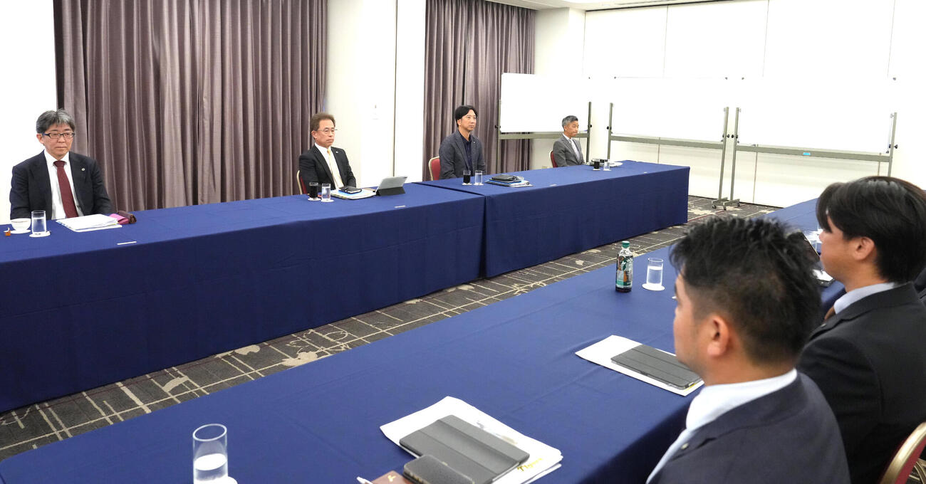 ドラフト前日スカウト会議に臨む阪神藤川球児監督（右から2人目）（撮影・足立雅史）