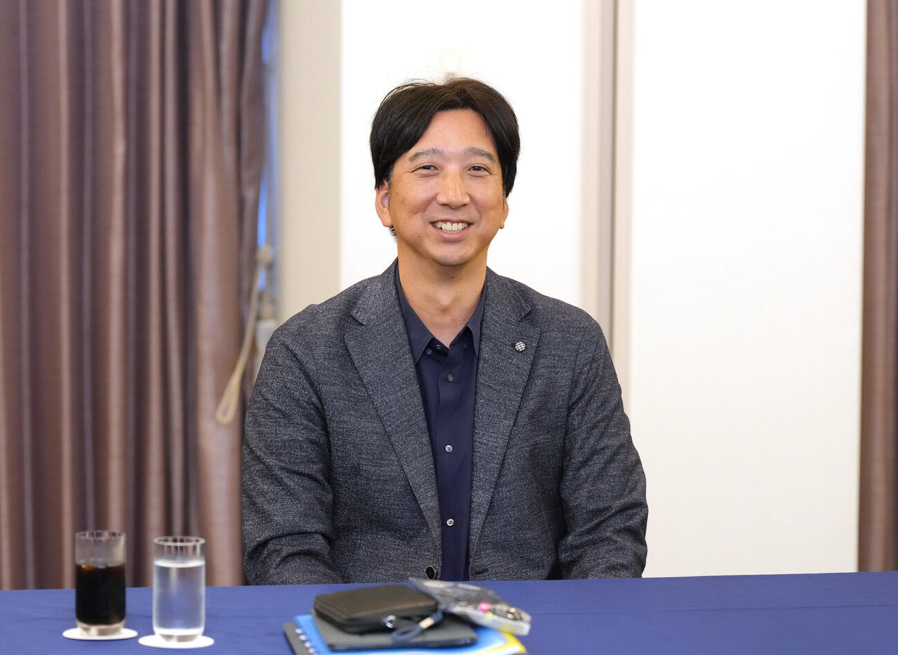 ドラフト前日スカウト会議を前に笑顔を見せる阪神藤川球児監督（撮影・足立雅史）