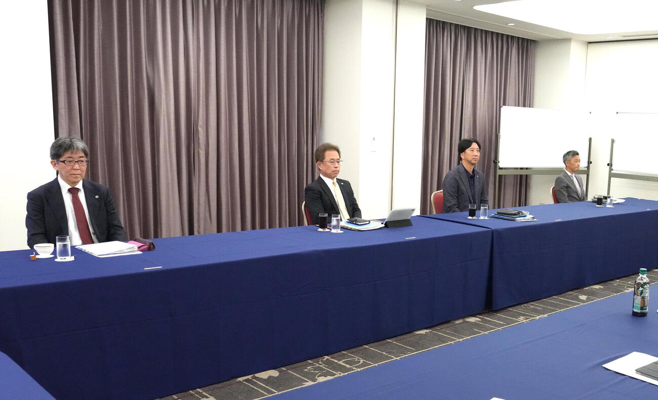 ドラフト前日スカウト会議に臨む阪神藤川球児監督（右から2人目）（撮影・足立雅史）