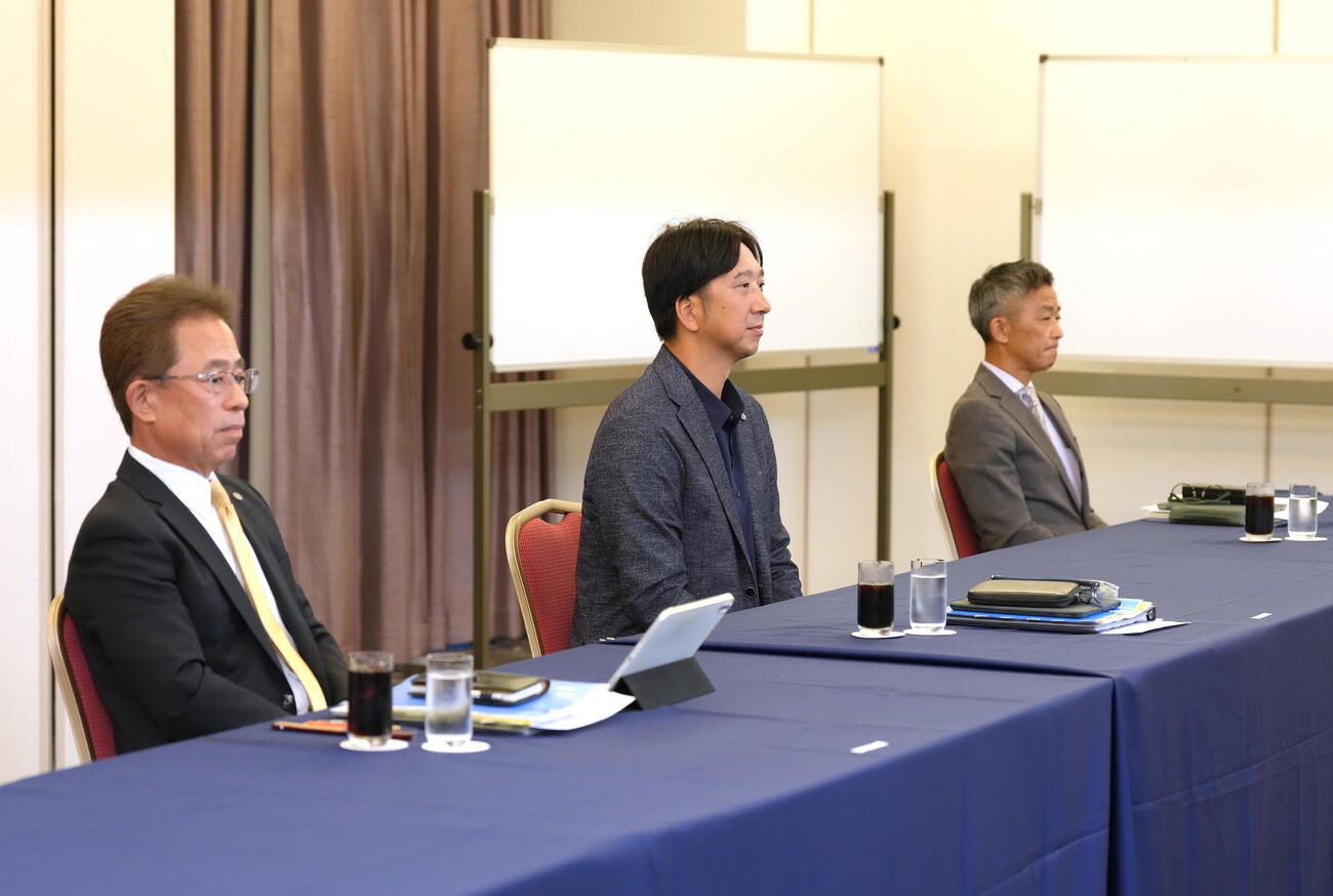 ドラフト前日スカウト会議に臨む阪神藤川球児監督（中央）（撮影・足立雅史）