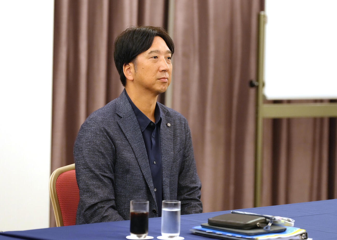 ドラフト前日スカウト会議に臨む阪神藤川球児監督（撮影・足立雅史）