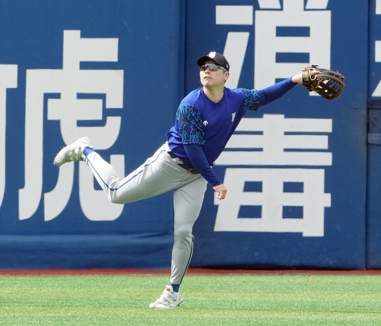 守備練習をするDeNA佐野恵太（撮影・たえ見朱実）